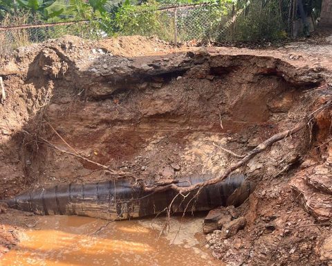 Vehicular passage restricted in La Guairita due to main pipe breakage
