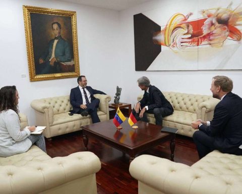 Venezuela and Germany agree that diplomacy is the solution to conflicts