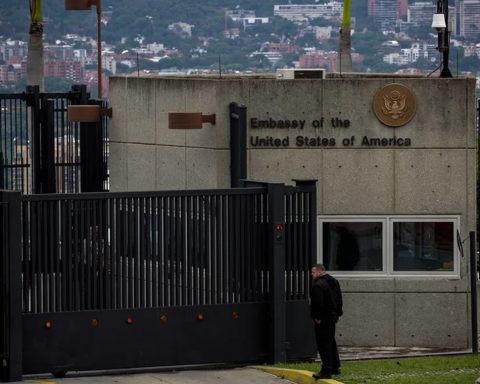 Venezuela and the US move towards reopening embassies while Delcy Rodríguez reorganizes her cabinet