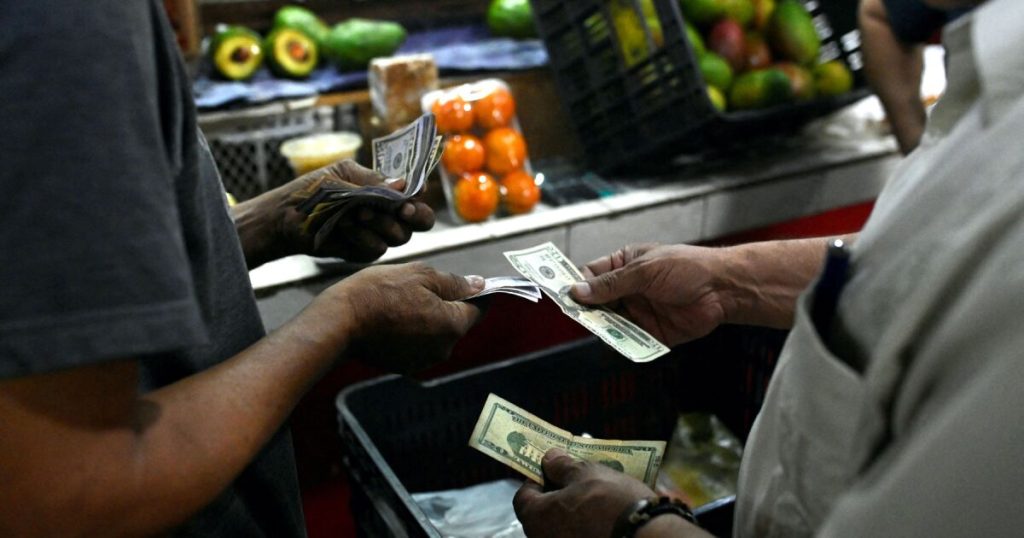 Venezuela injects petrodollars into its economy with the difficult plan to lower prices