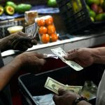 Venezuela injects petrodollars into its economy with the difficult plan to lower prices