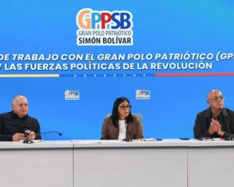 De izquierda a derecha, Diosdado Cabello, Delcy Rodríguez y Jorge Rodríguez, quienes concentran ahora el poder en Venezuela