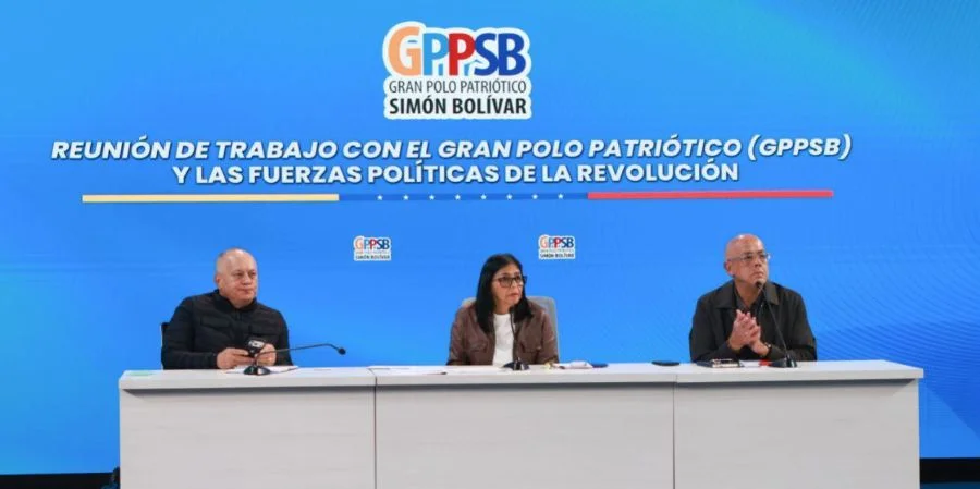 De izquierda a derecha, Diosdado Cabello, Delcy Rodríguez y Jorge Rodríguez, quienes concentran ahora el poder en Venezuela