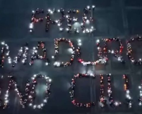 Venezuelan youth held a vigil to demand the release of Nicolás and Cilia