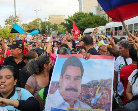 Venezuelans continue in the streets for the release of President Maduro