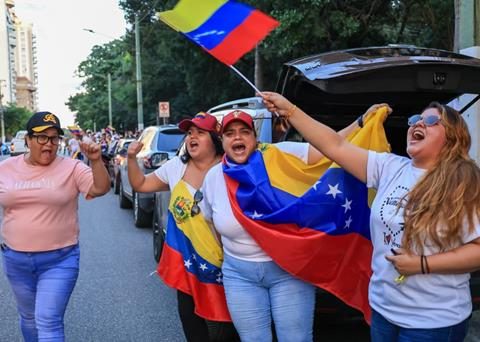 Venezuelans in the DR celebrate the capture of Nicolás Maduro