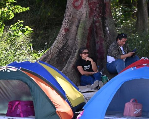 Venezuelans set up camp outside prison waiting for more releases of political prisoners