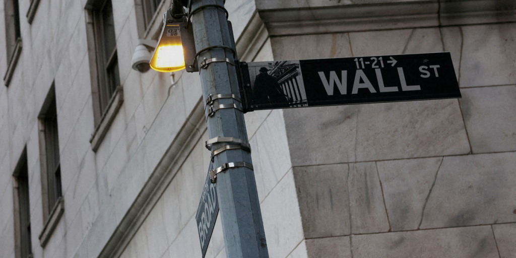 Wall Street closes mixed and with few changes after the Fed's first announcement of the year
