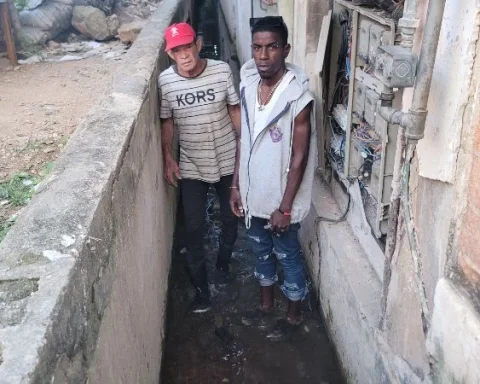 “We have been living in shit for months”: Neighbors of Marianao under the sewage waters
