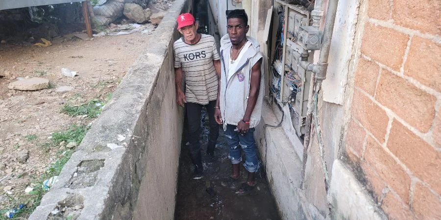 “We have been living in shit for months”: Neighbors of Marianao under the sewage waters