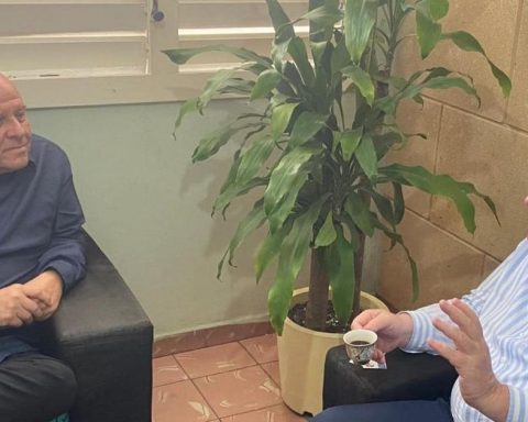 “We will die with our boots on defending the Revolution,” warns Major 'Ernesto'