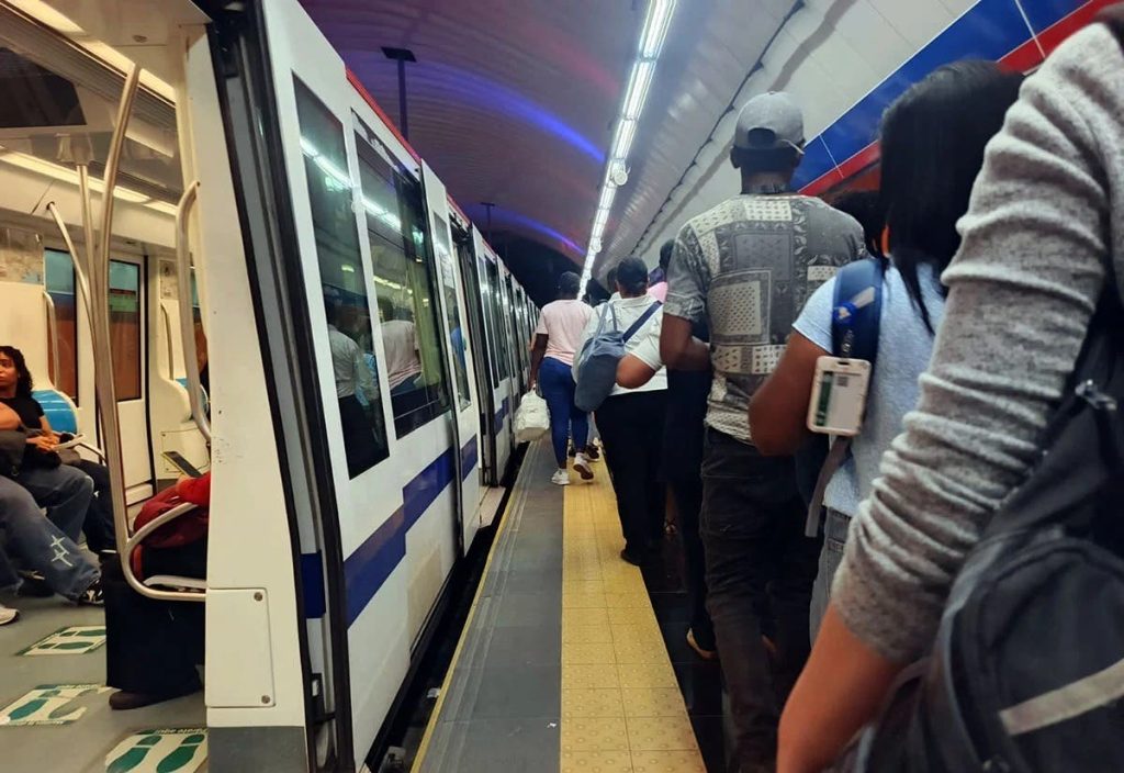 ¿Qué pasa en la Línea 1 del Metro que obliga a pasajeros a bajarse en Hermana Mirabal?