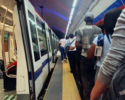 ¿Qué pasa en la Línea 1 del Metro que obliga a pasajeros a bajarse en Hermana Mirabal?