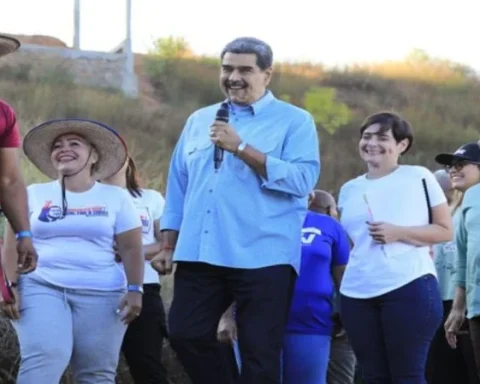 Nicolás Maduro (en el centro), cinco días antes de ser capturado