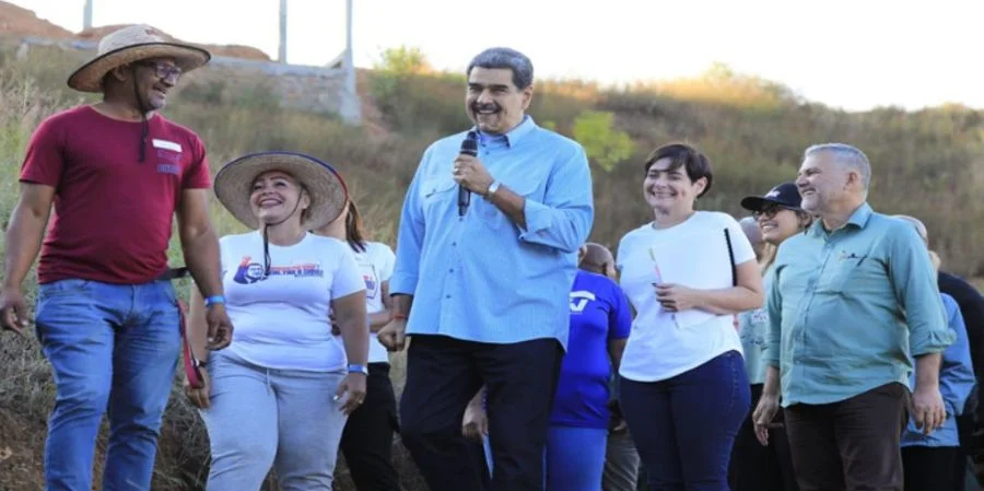 Nicolás Maduro (en el centro), cinco días antes de ser capturado