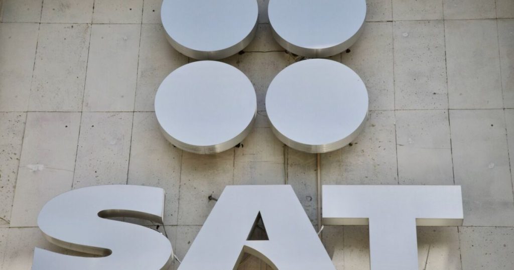 Why is the SAT demanding 16,000 million pesos from companies like Samsung in Mexico?