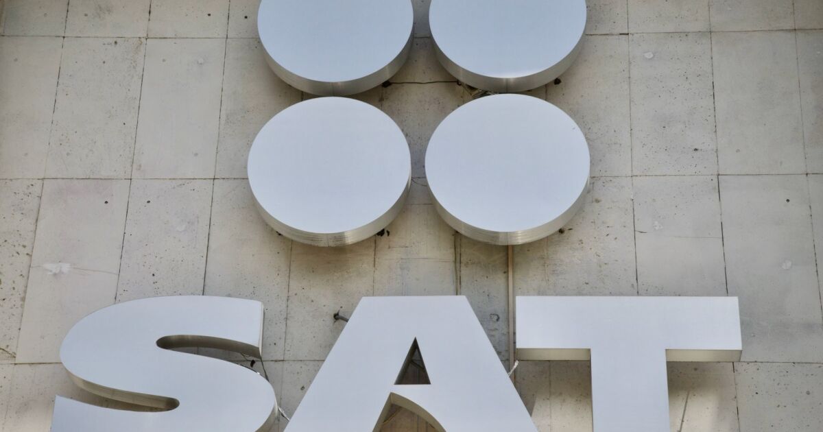Why is the SAT demanding 16,000 million pesos from companies like Samsung in Mexico?