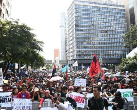 Workforce marches in Caracas to demand the release of Maduro and Cilia