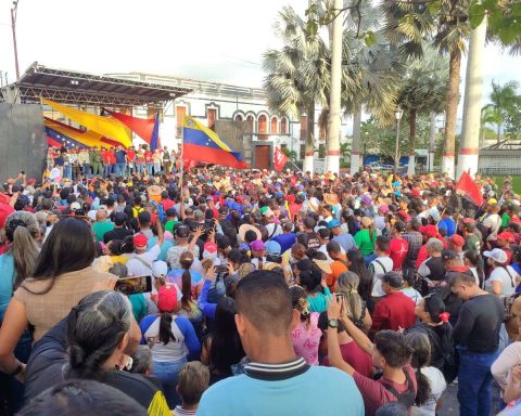 Yaracuyanos mobilize to demand the return of President Maduro