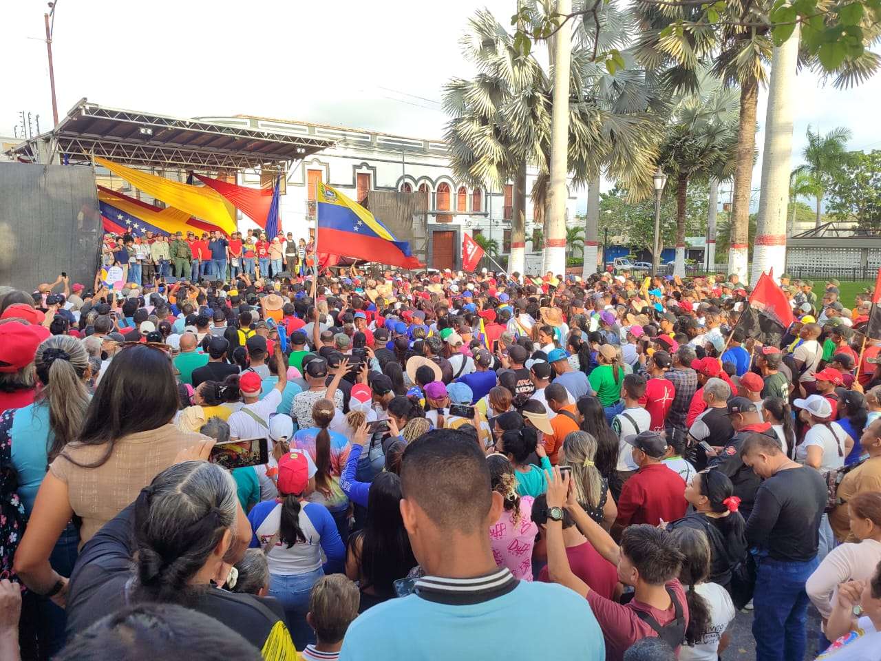 Yaracuyanos mobilize to demand the return of President Maduro
