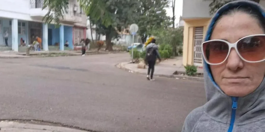 Yoani Sánchez poco antes de ser detenida y custodiada a su vivienda, este miércoles