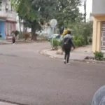 Yoani Sánchez poco antes de ser detenida y custodiada a su vivienda, este miércoles