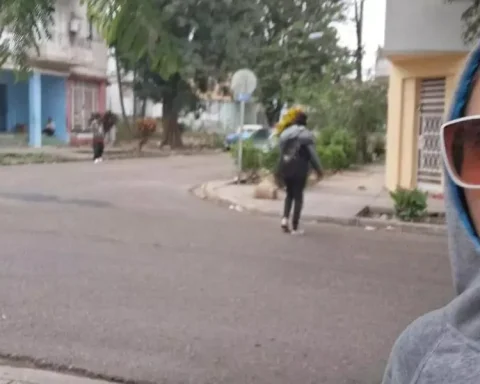 Yoani Sánchez poco antes de ser detenida y custodiada a su vivienda, este miércoles