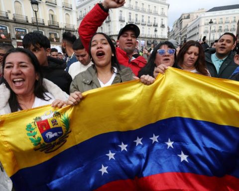 "He fell, he fell!"Venezuelans in Madrid celebrate the capture of Maduro