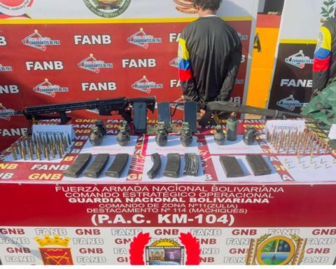 24 panels of cocaine and 11 hand grenades seized from a criminal group