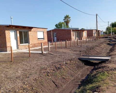 28 families open new homes in Campana