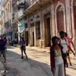 Un policía (izquierda) en las inmediaciones del edificio donde fue hallado el cadáver