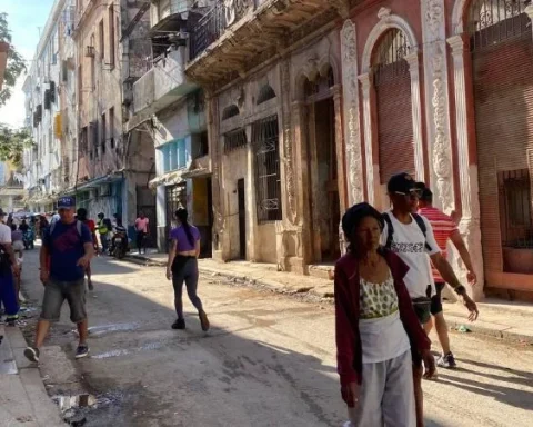 Un policía (izquierda) en las inmediaciones del edificio donde fue hallado el cadáver