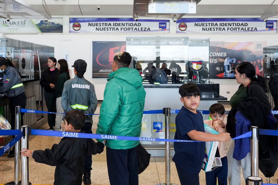 84 deported migrants from the US arrive, including two teenagers and seven children