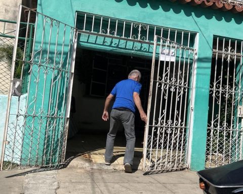A crooked sign and a lot of demand at a Cubamax point in Diez de Octubre