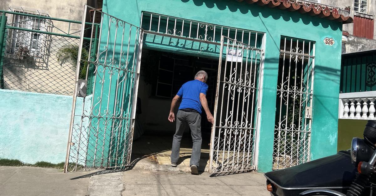 A crooked sign and a lot of demand at a Cubamax point in Diez de Octubre