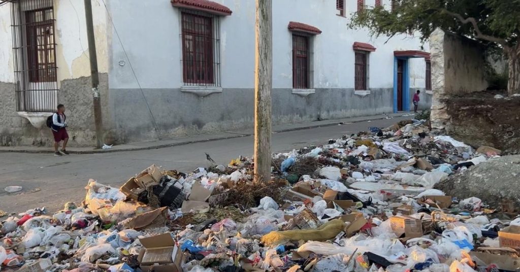 A garbage dump suffocates the Guillermo Tomás Conservatory in Guanabacoa