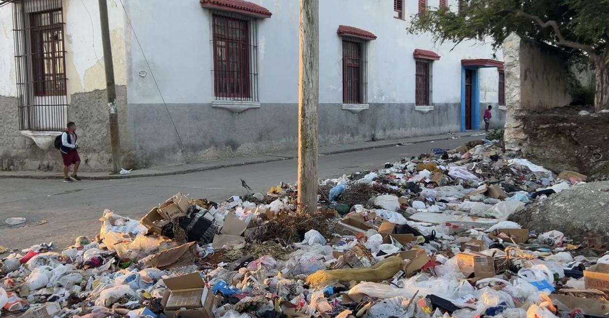 A garbage dump suffocates the Guillermo Tomás Conservatory in Guanabacoa