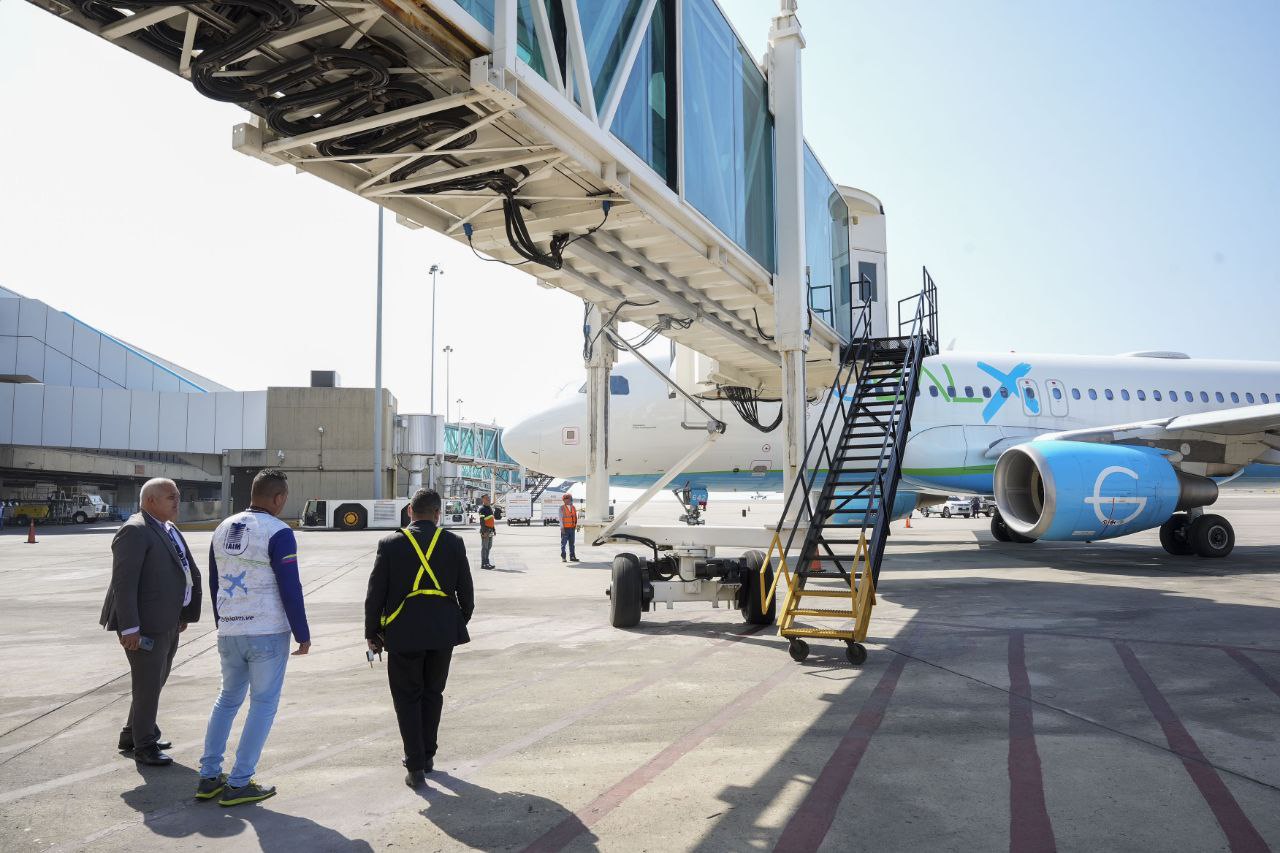 A plane arrives in Venezuela with 109 migrants repatriated from Miami