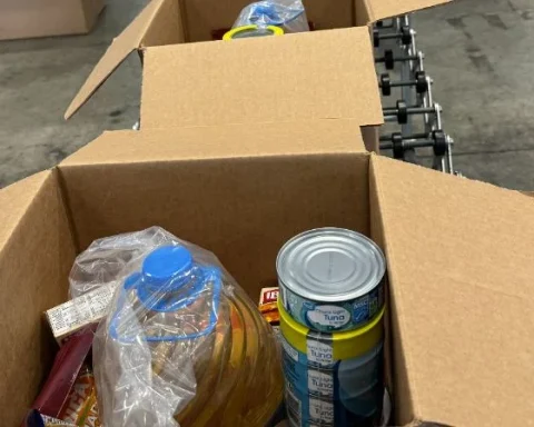 Cajas con ayuda humanitaria enviadas en el primer vuelo de asistencia de EE.UU. a la población cubana afectada por el huracán Melissa