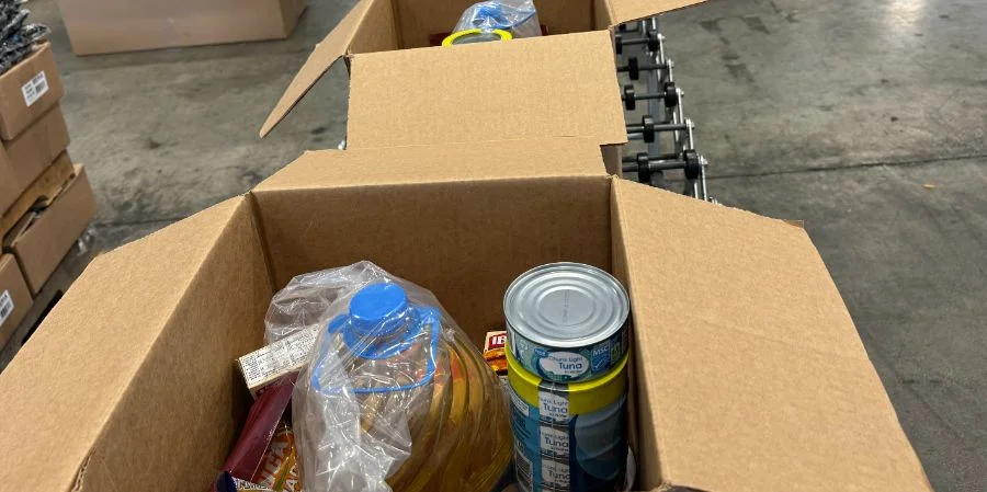 Cajas con ayuda humanitaria enviadas en el primer vuelo de asistencia de EE.UU. a la población cubana afectada por el huracán Melissa