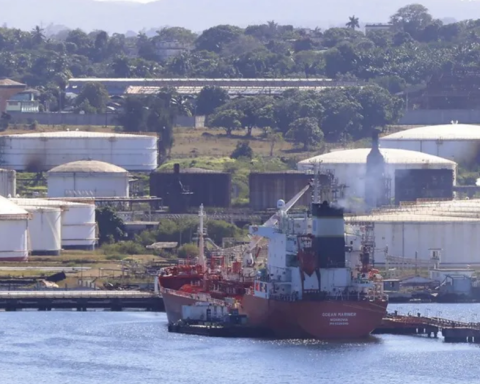 A tanker linked to the "energy bridge" between Venezuela and Cuba arrives in Matanzas