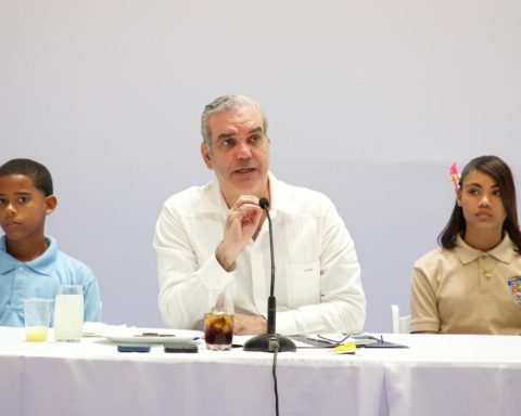 Abinader insta a jóvenes a estudiar carreras relacionadas con las ciencias y los idiomas