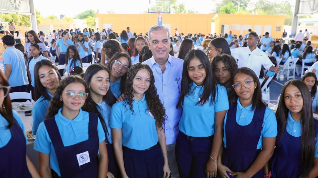 Abinader urges young people to take advantage of Mescyt scholarships and train in technology and English