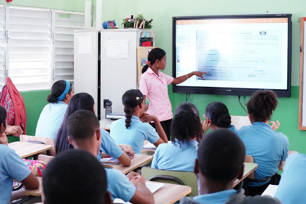 Abinader will promote the creation of a new educational system; will reform the entire curriculum