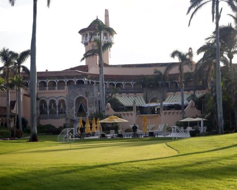 Agents shoot and kill gunman who entered Trump's Mar-a-Lago residence