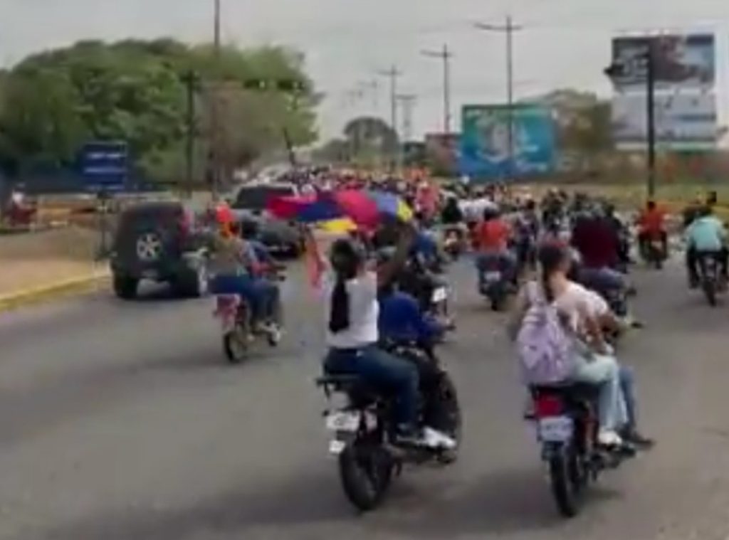 Barinas receives Freddy Superlano with a caravan after his release