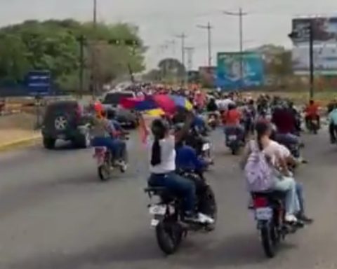 Barinas receives Freddy Superlano with a caravan after his release