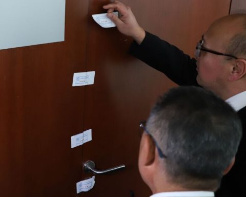 Beauty salon in the Senate will remain closed