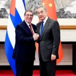 Bruno Rodríguez Parrilla, canciller del régimen cubano, y Wang Yi, miembro del Buró Político del Comité Central del Partido Comunista de China y ministro de Relaciones Exteriores del país asiático