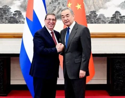 Bruno Rodríguez Parrilla, canciller del régimen cubano, y Wang Yi, miembro del Buró Político del Comité Central del Partido Comunista de China y ministro de Relaciones Exteriores del país asiático